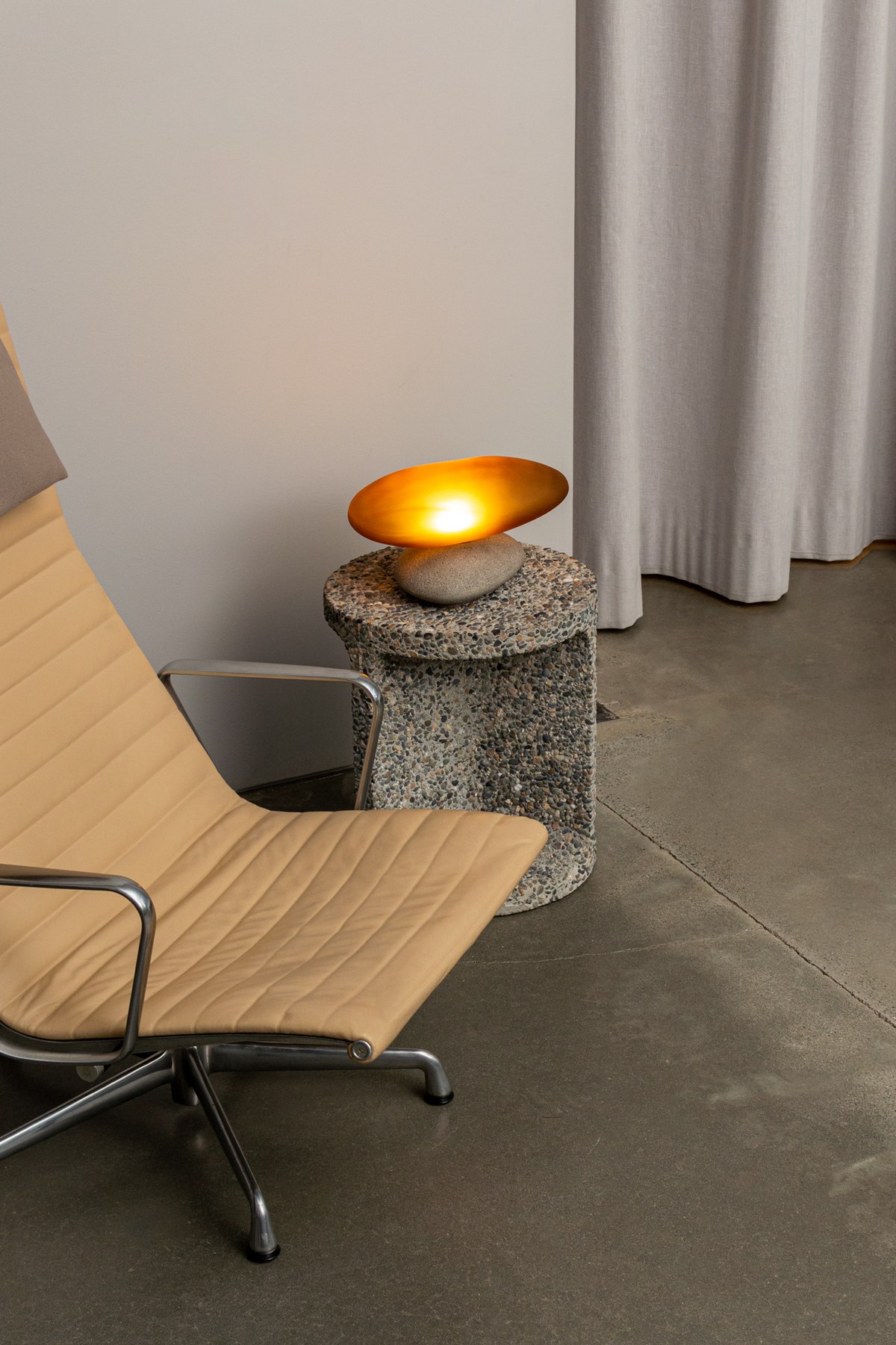 PEBBLE TABLE