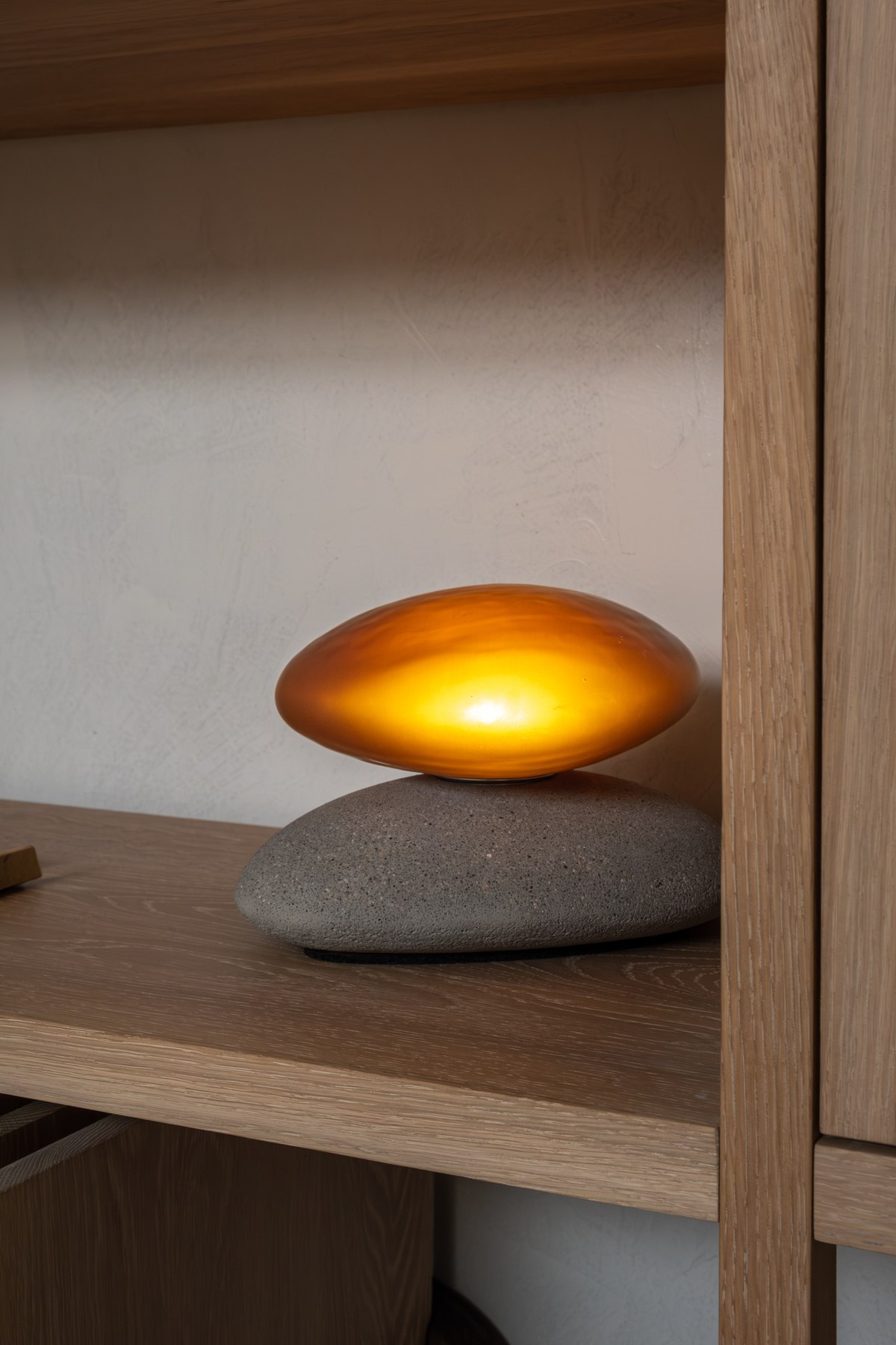 PEBBLE TABLE